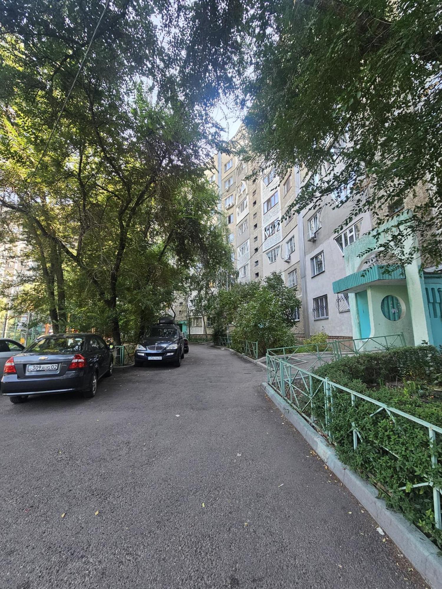 двух комнатная с видом на парк первого президента, 2 этаж из 9 Apartment