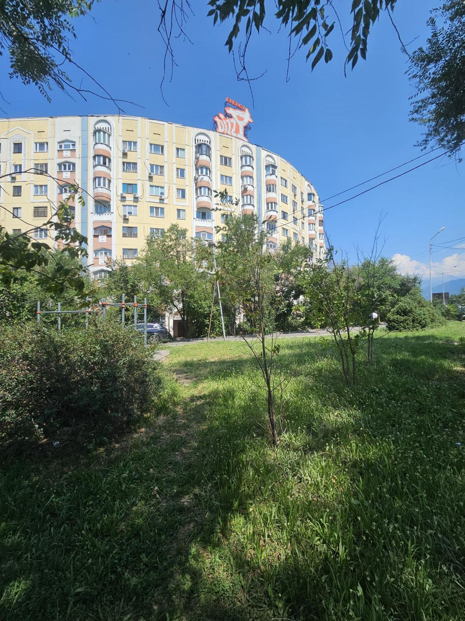 двух комнатная с видом на парк первого президента, 2 этаж из 9 Almaty